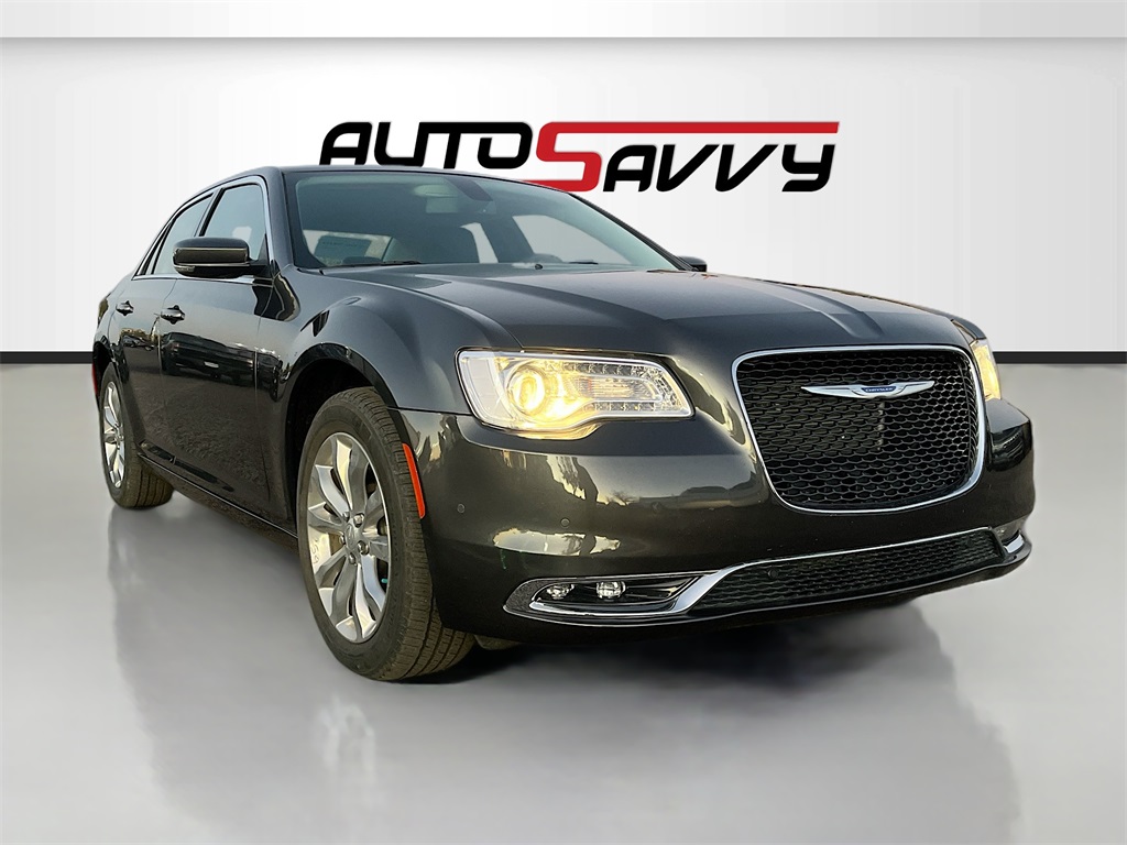 2021 Chrysler 300 Touring's photo