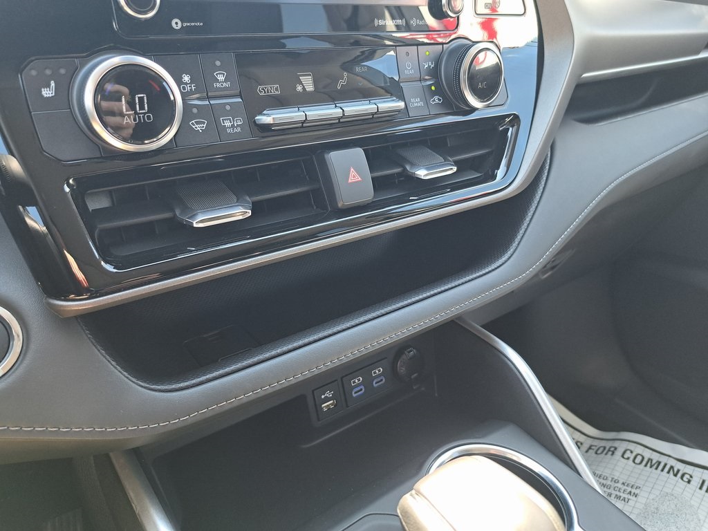 2022 Toyota Highlander XLE SUV AWD 19