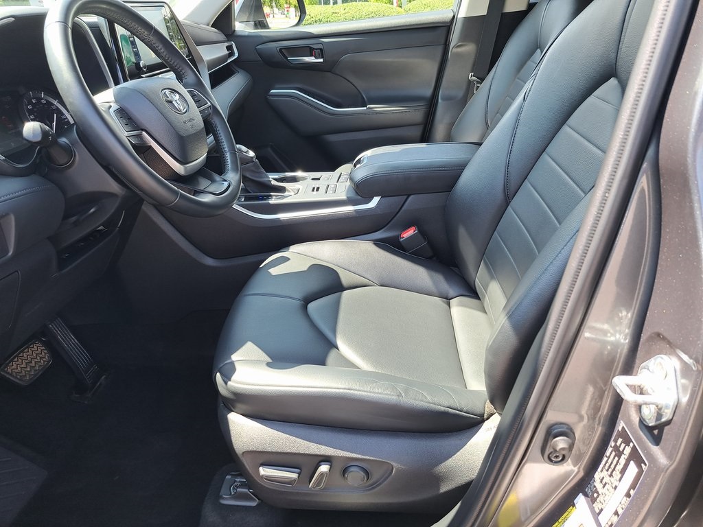 2022 Toyota Highlander XLE SUV AWD 29