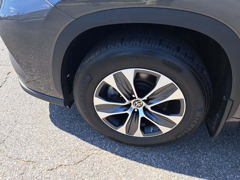 2022 Toyota Highlander XLE SUV AWD 32