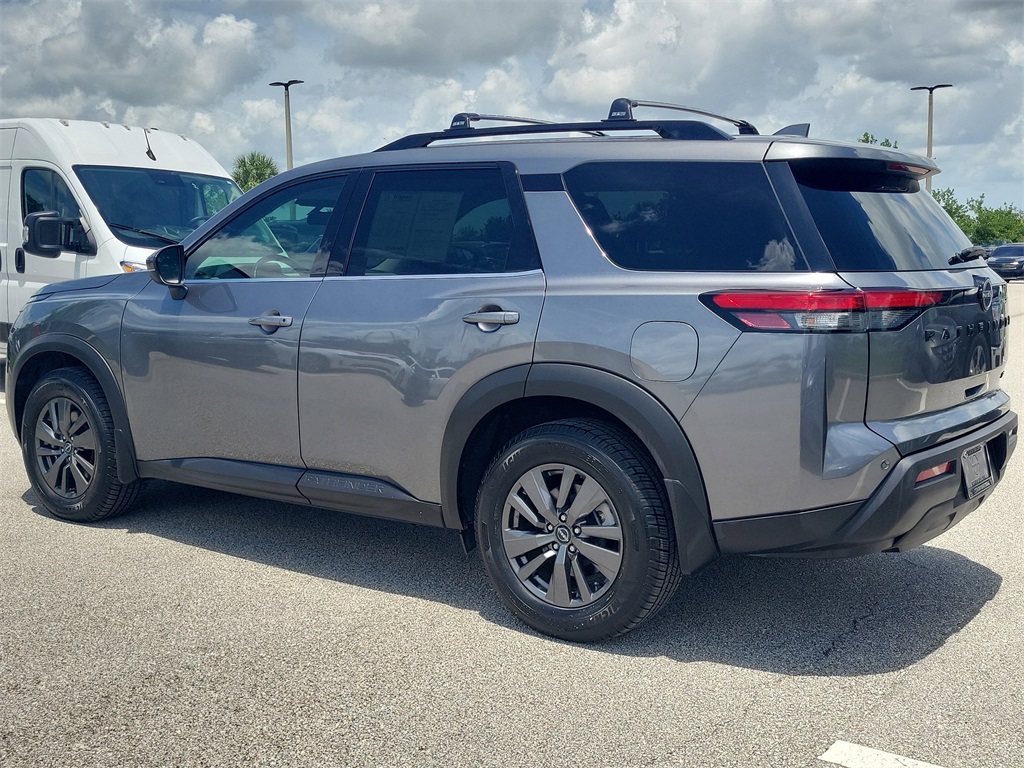 2022 Gun Metallic Nissan Pathfinder SV FWD SUV