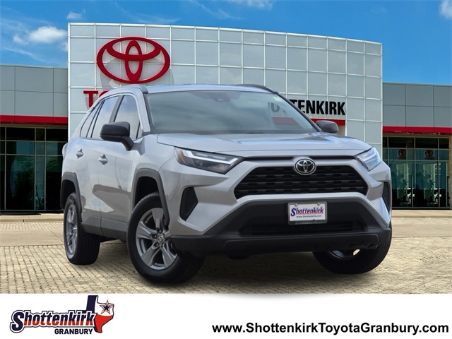 2025 Toyota RAV4 LE's photo