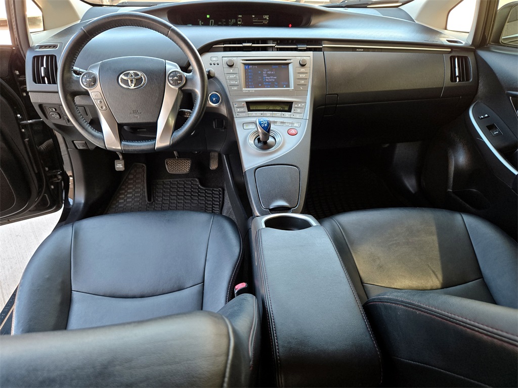 2013 Toyota Prius Three photo 12