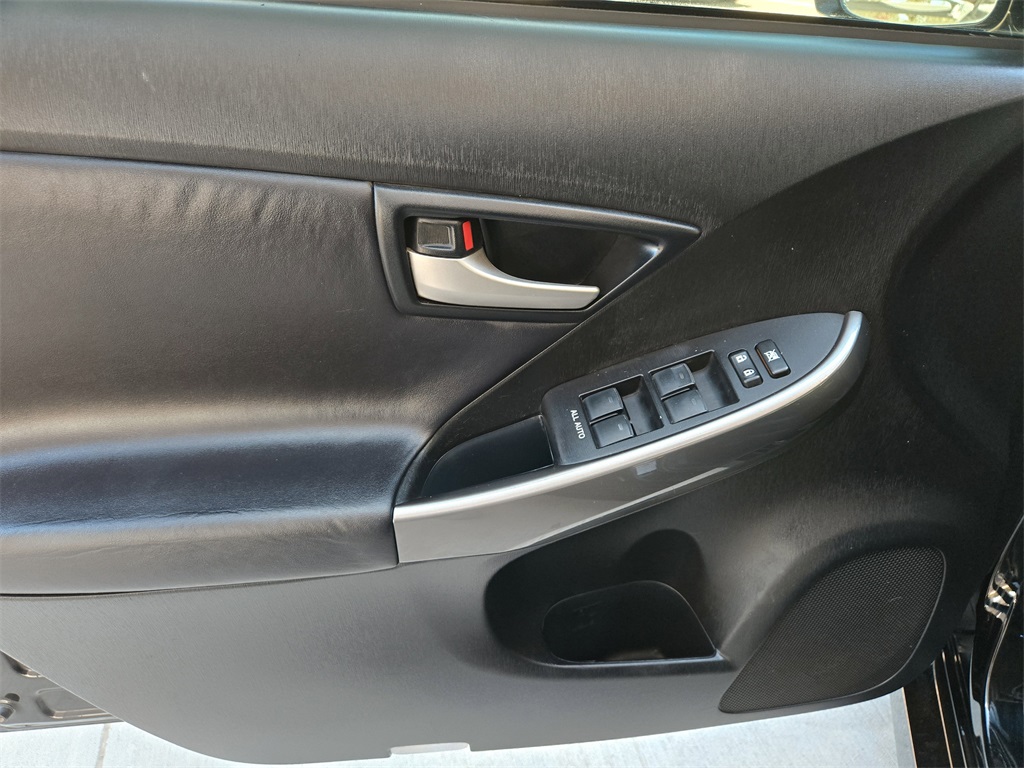2013 Toyota Prius Three photo 28