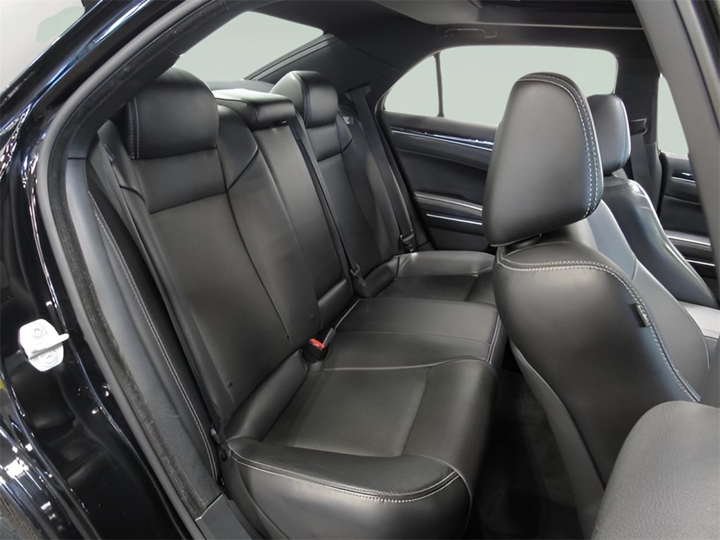 2018 Chrysler 300 S photo 2