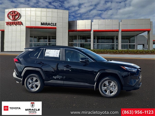 2025 Toyota RAV4 XLE's photo