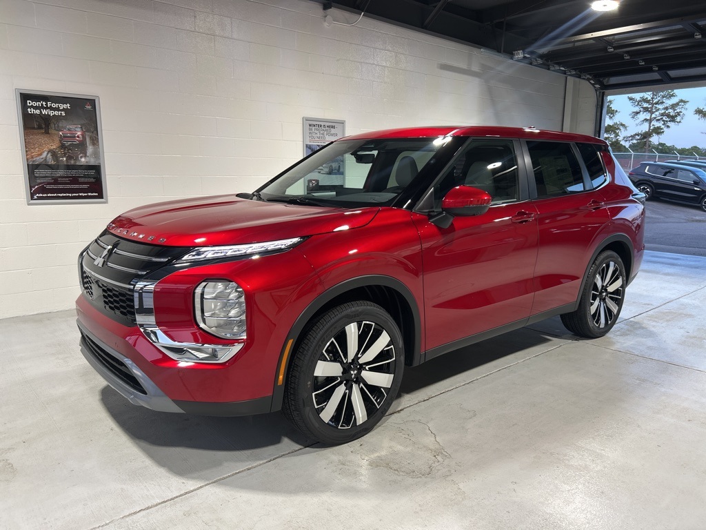 2025 Mitsubishi Outlander SE's photo