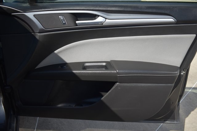 2016 Ford Fusion S photo 13