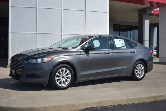 2016 Ford Fusion S photo 2