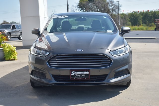 2016 Ford Fusion S photo 3
