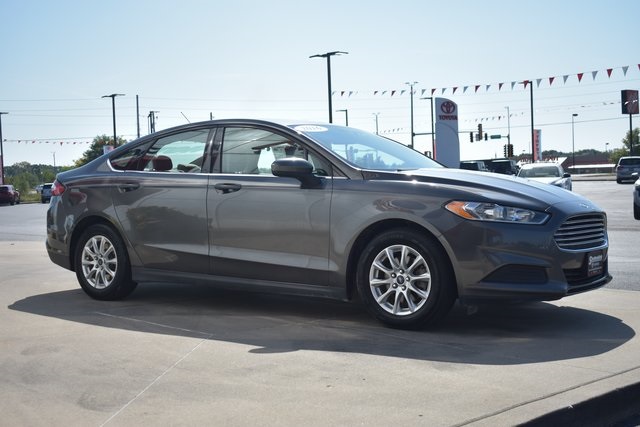 2016 Ford Fusion S photo 4