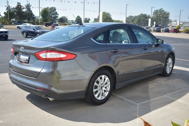 2016 Ford Fusion S photo 5