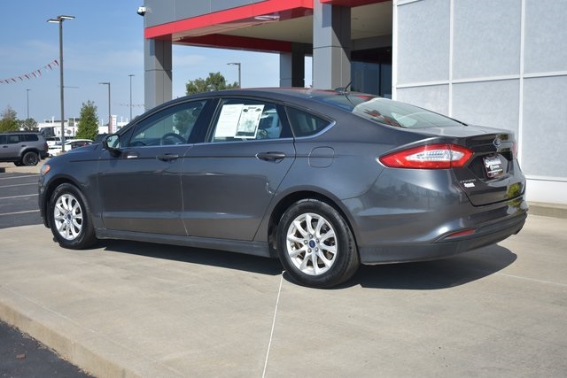 2016 Ford Fusion S photo 7