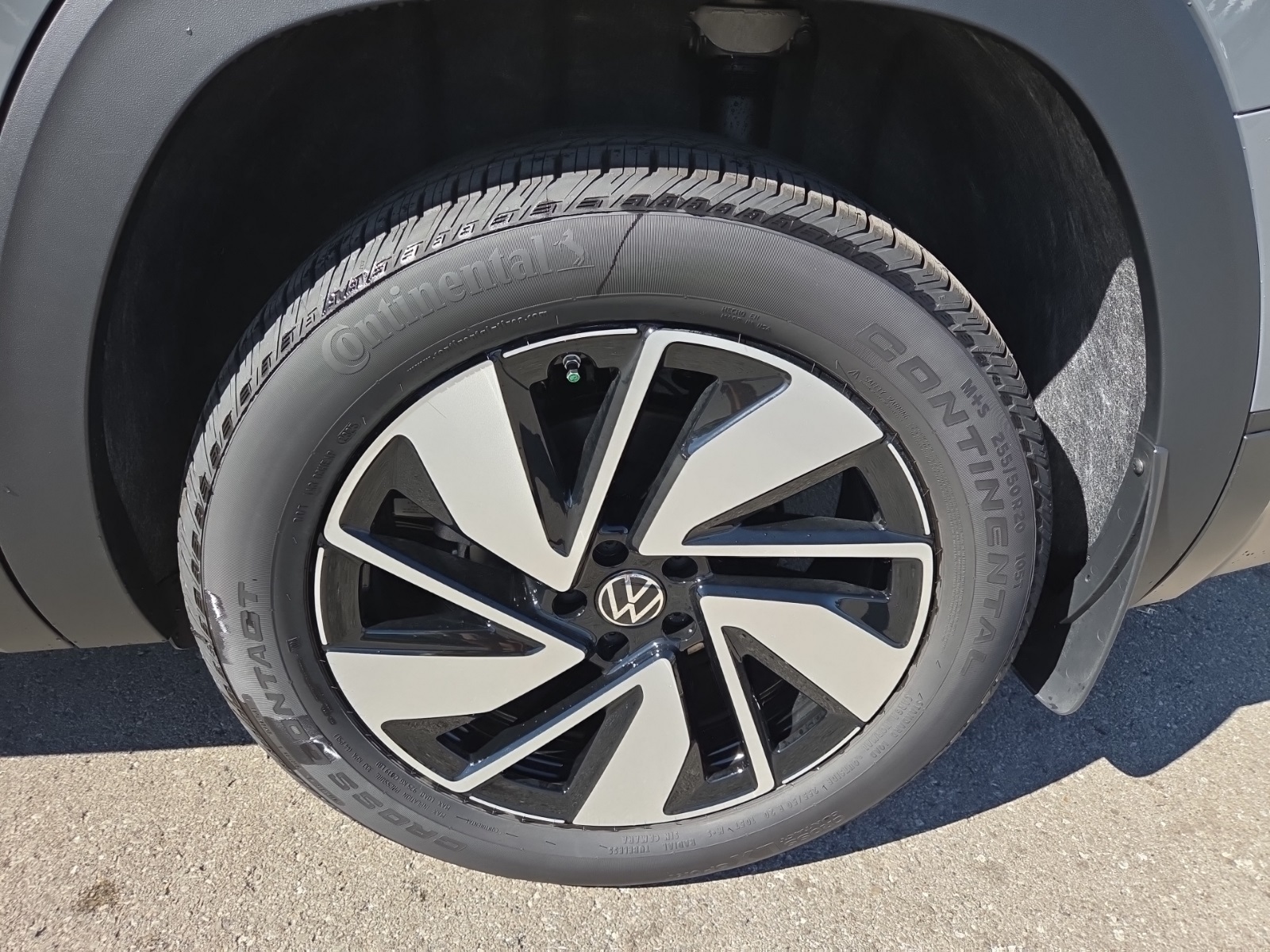 new 2026 Volkswagen Atlas car, priced at $44,617