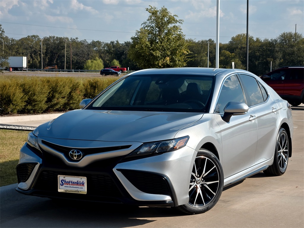 2023 Toyota Camry SE photo 2