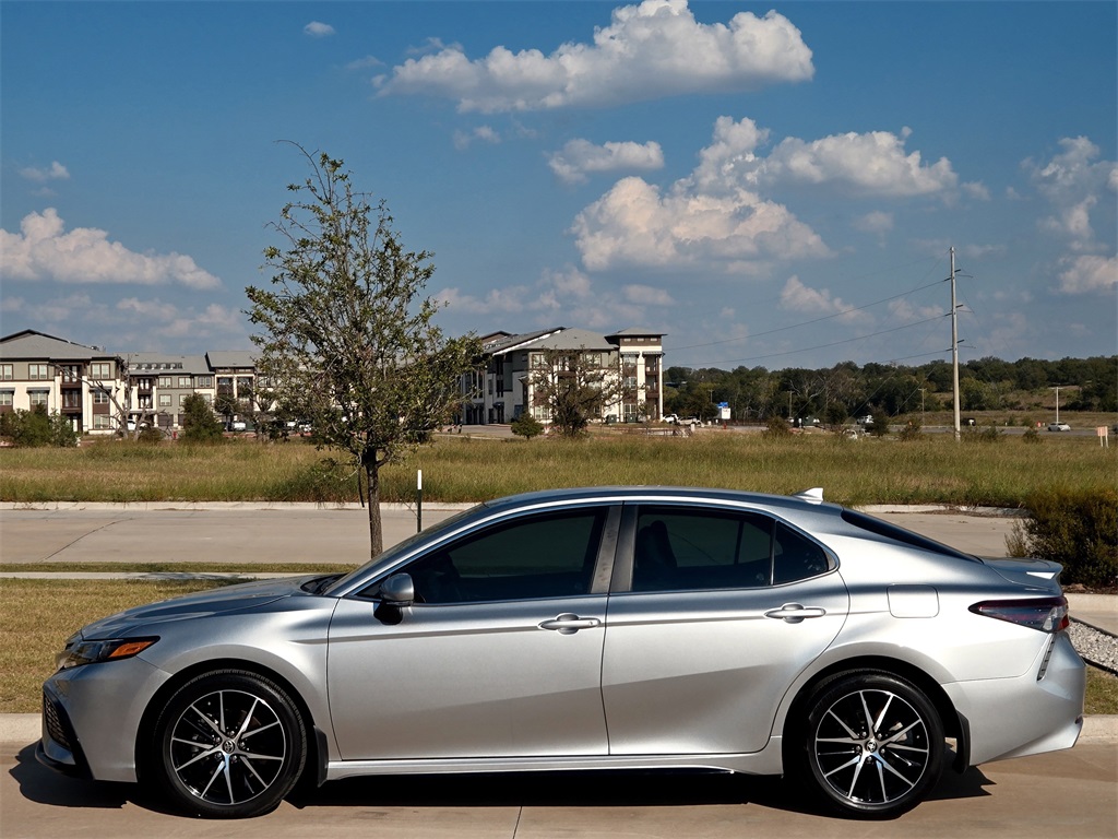 2023 Toyota Camry SE photo 4