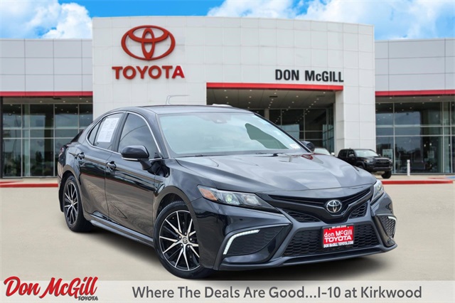 2024 Toyota Camry SE's photo