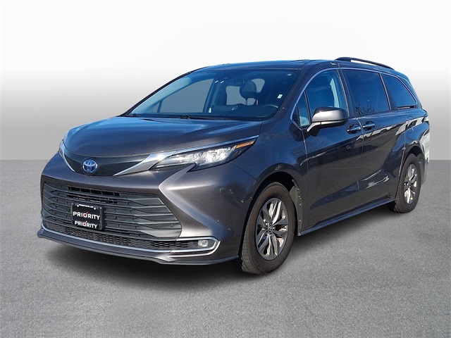 2023 Toyota Sienna XLE's photo