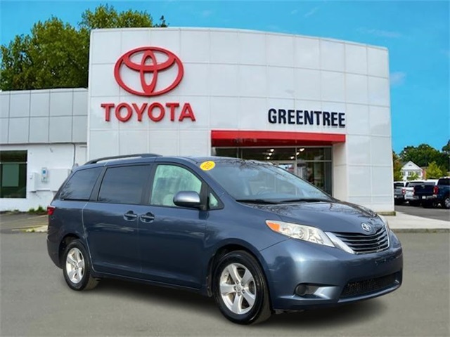2017 Toyota Sienna LE's photo