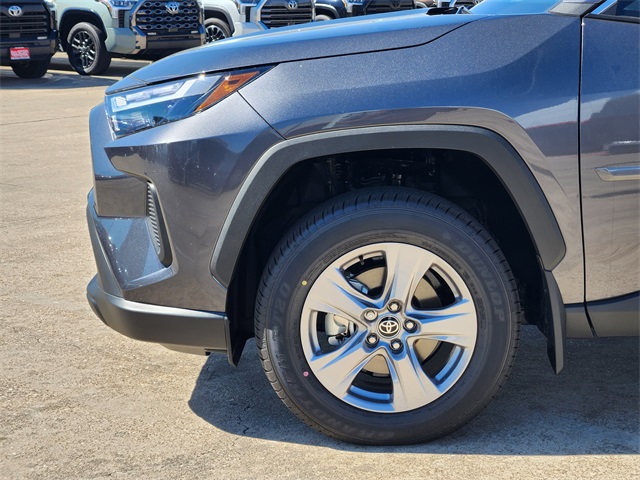 2025 Toyota RAV4 XLE photo 3