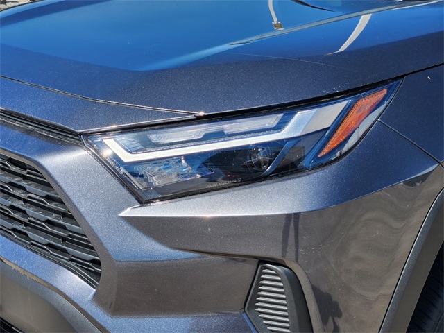 2025 Toyota RAV4 XLE photo 4