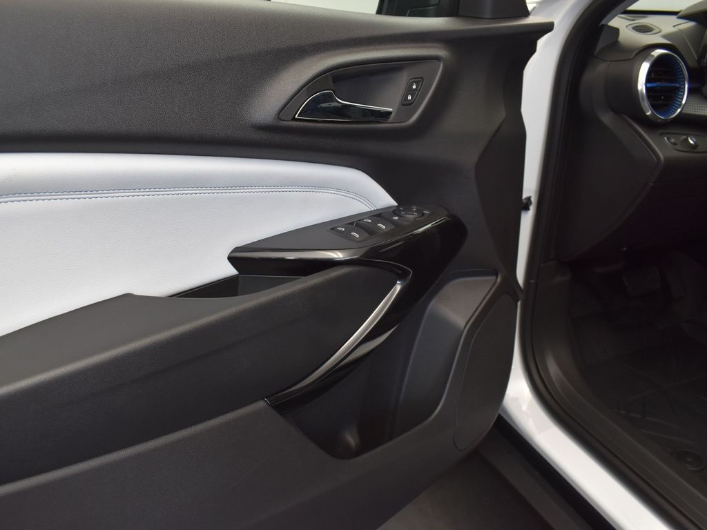 2025 Summit White Chevrolet Trax LT FWD SUV
