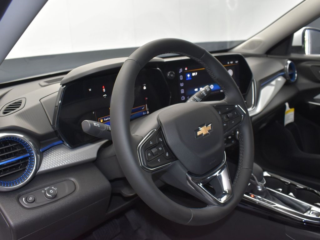 2025 Summit White Chevrolet Trax LT FWD SUV