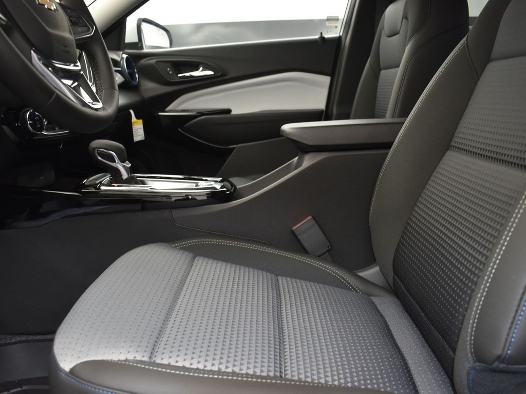 2025 Summit White Chevrolet Trax LT FWD SUV