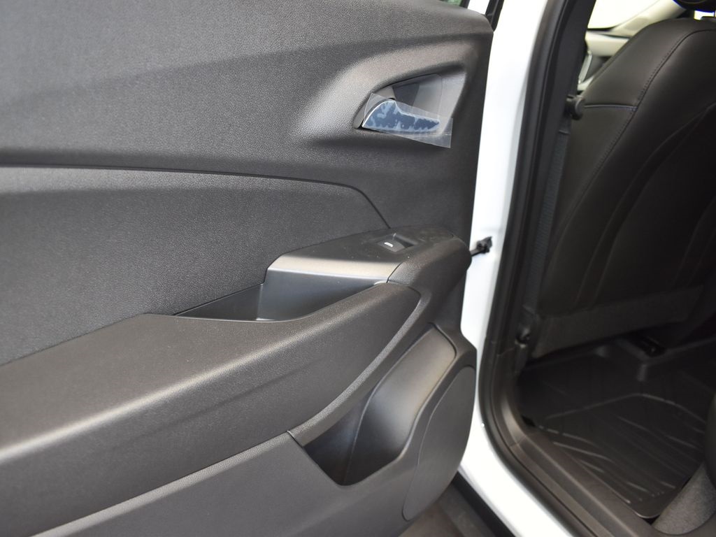 2025 Summit White Chevrolet Trax LT FWD SUV