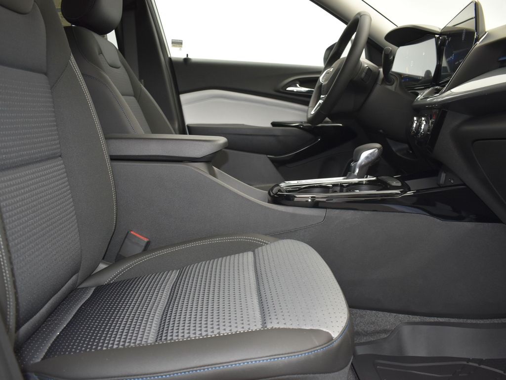 2025 Summit White Chevrolet Trax LT FWD SUV