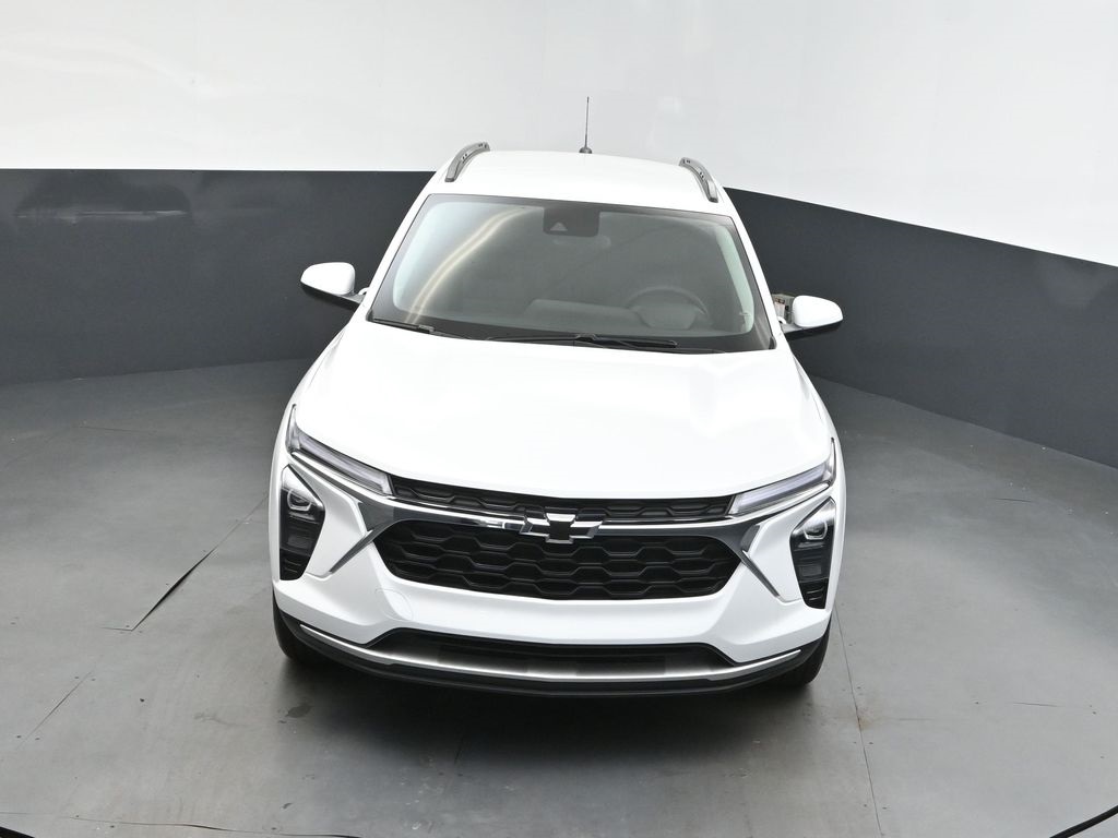 2025 Summit White Chevrolet Trax LT FWD SUV