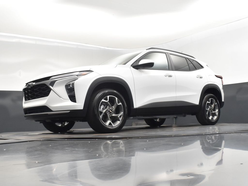 2025 Summit White Chevrolet Trax LT FWD SUV