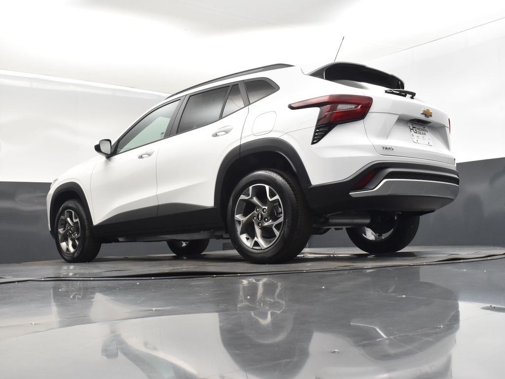 2025 Summit White Chevrolet Trax LT FWD SUV