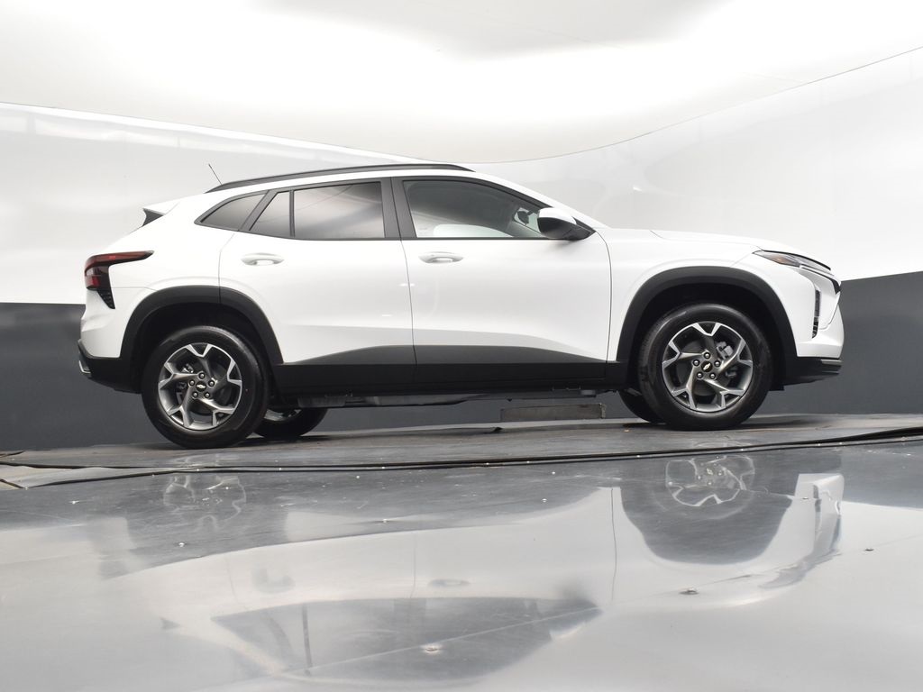 2025 Summit White Chevrolet Trax LT FWD SUV
