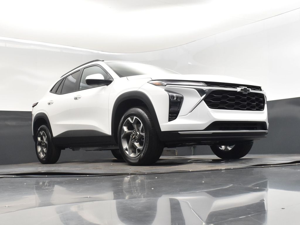 2025 Summit White Chevrolet Trax LT FWD SUV