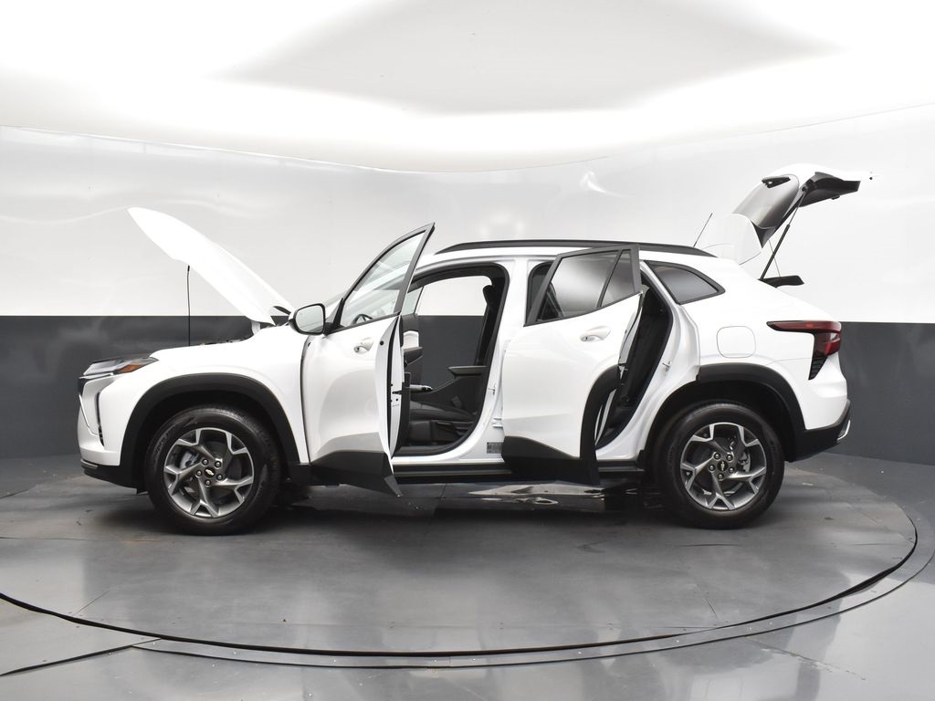 2025 Summit White Chevrolet Trax LT FWD SUV