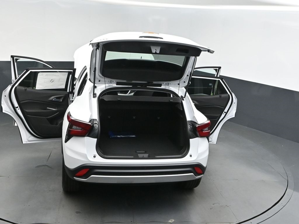 2025 Summit White Chevrolet Trax LT FWD SUV