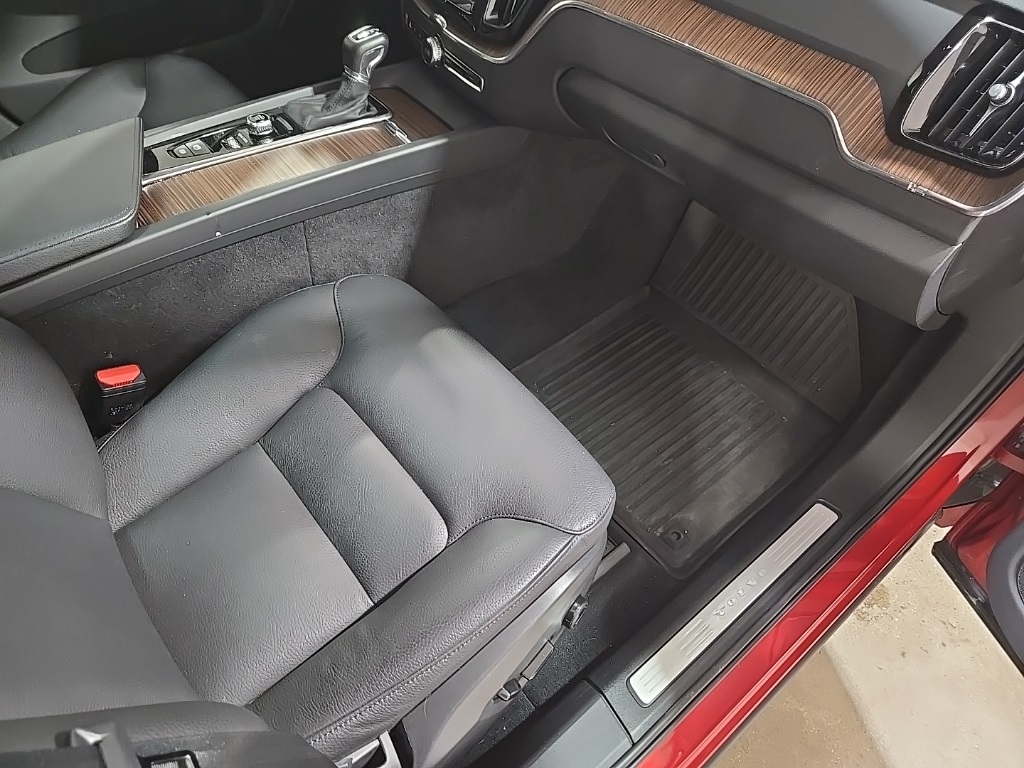 2021 Volvo XC60 T5 Momentum photo 21
