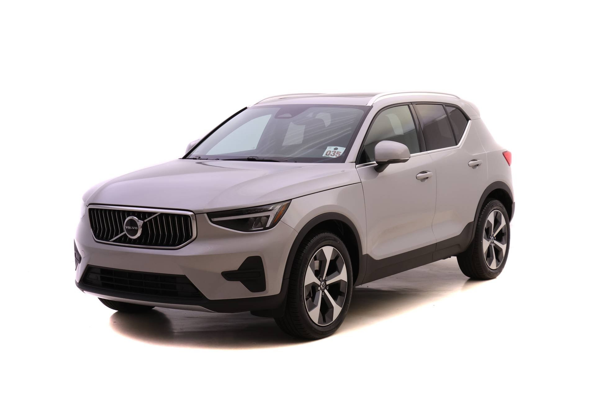 2025 Volvo XC40 B5 Core Bright Theme