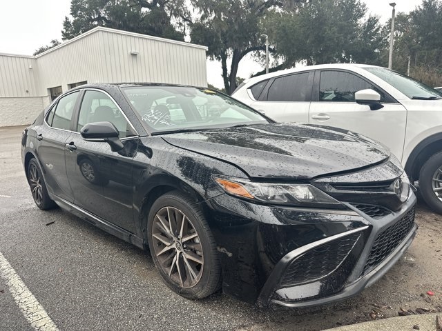 2022 Toyota Camry SE's photo