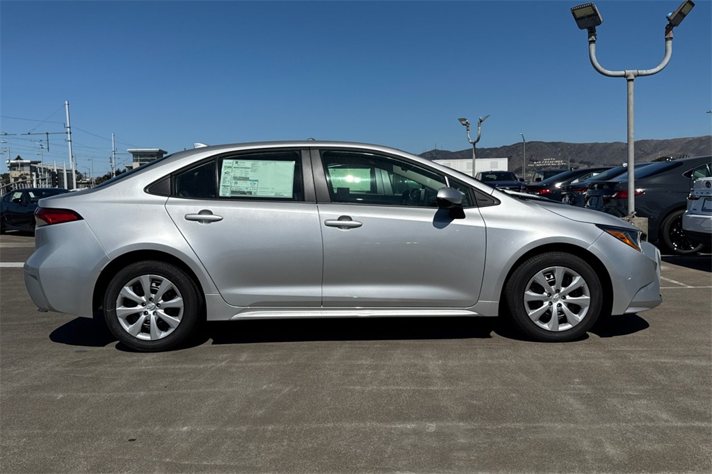 2025 Toyota Corolla LE photo 4