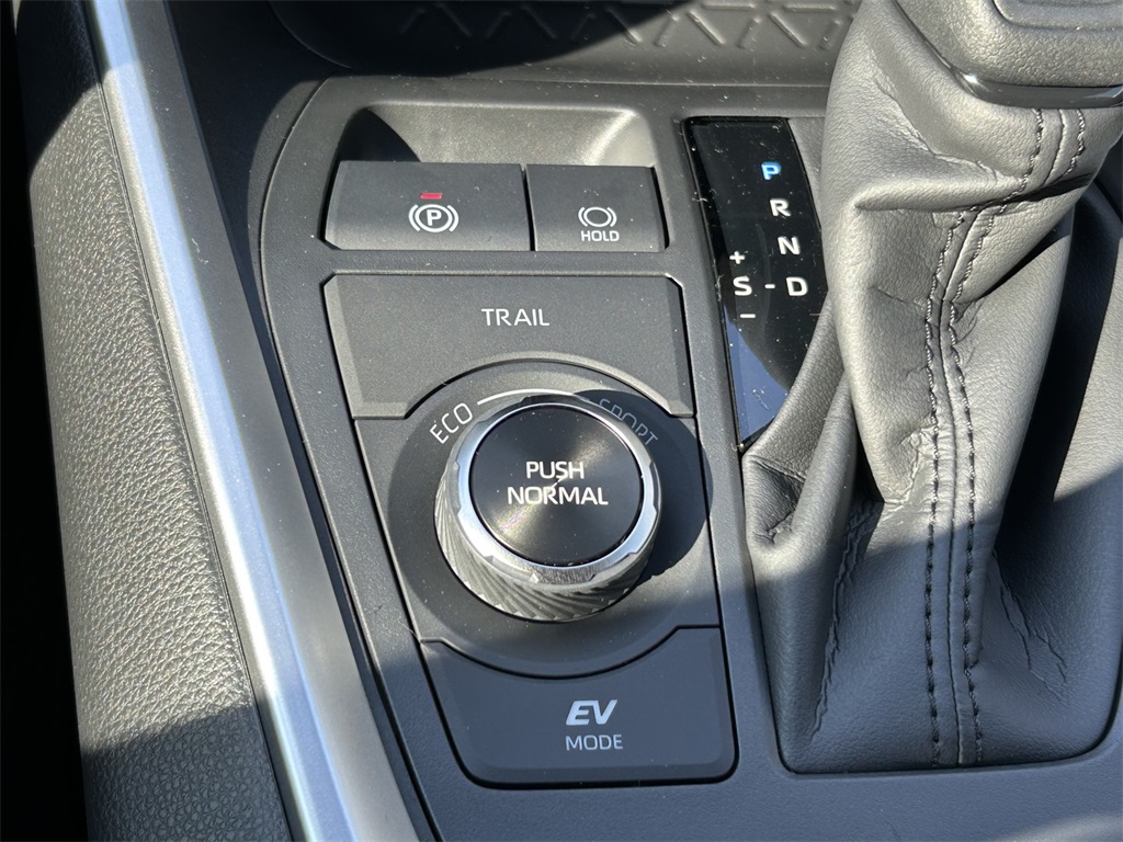 2025 Toyota RAV4 Hybrid LE photo 18