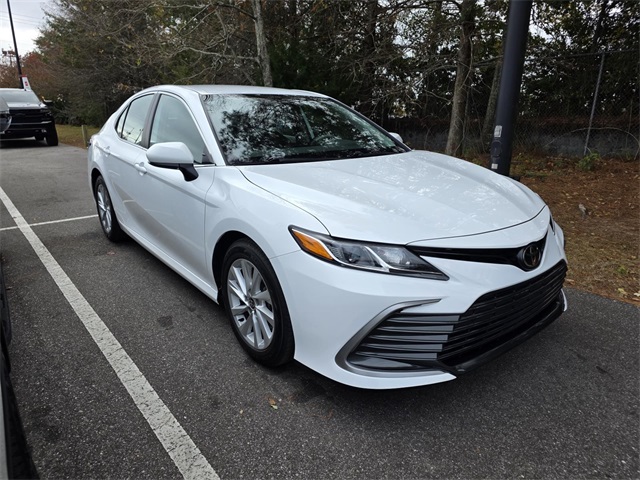 2022 Toyota Camry LE's photo