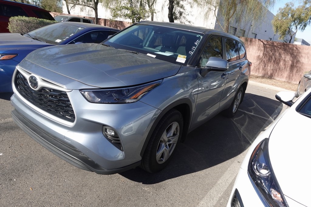 2023 Toyota Highlander LE's photo