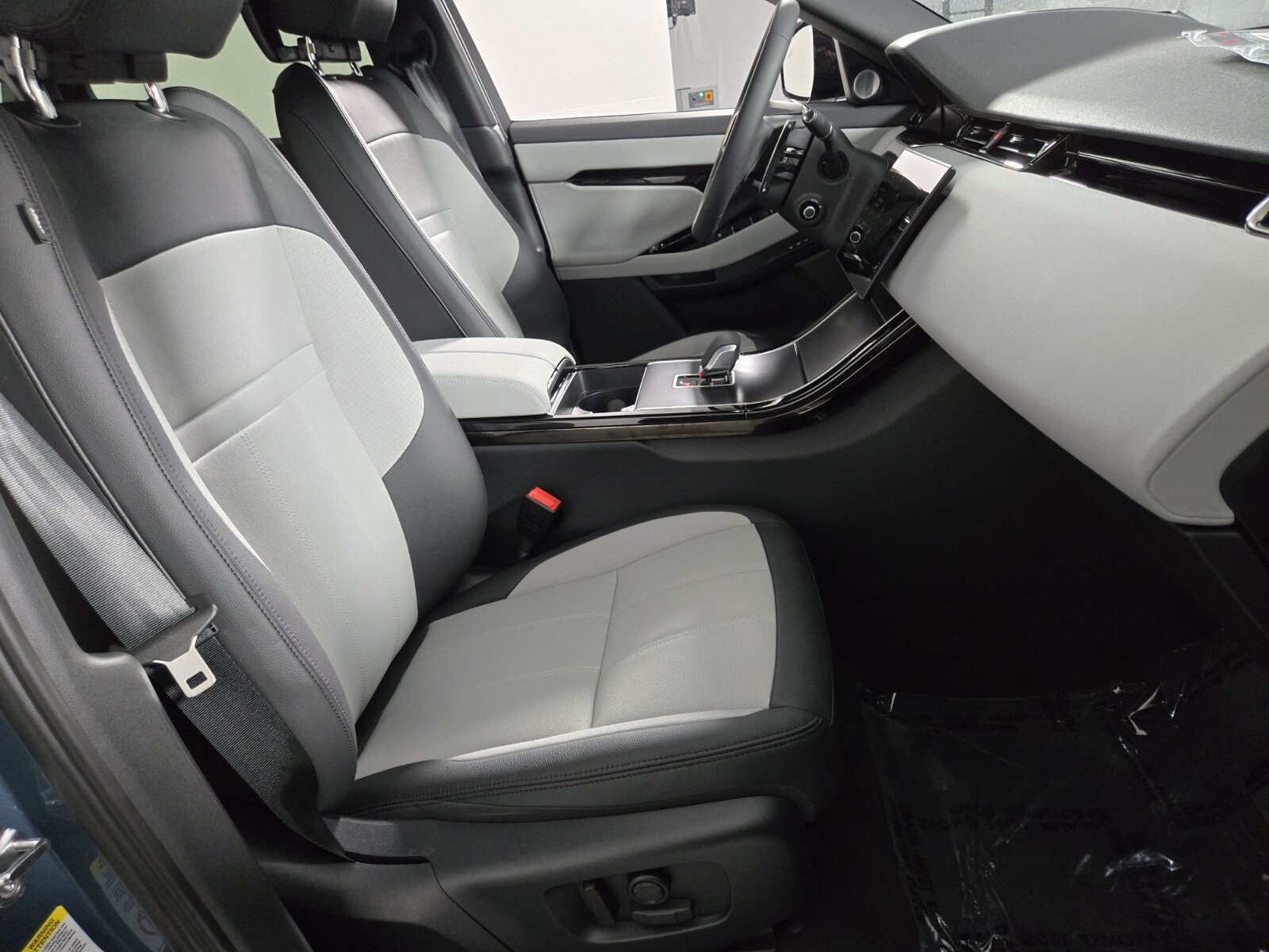 2026 Land Rover Range Rover Evoque Dynamic SE photo 3