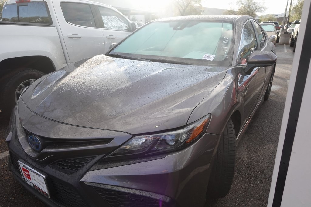 2021 Toyota Camry SE's photo