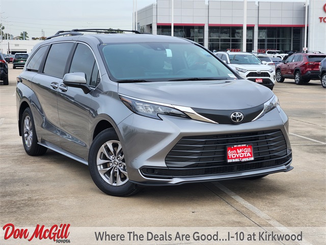 2026 Toyota Sienna LE's photo