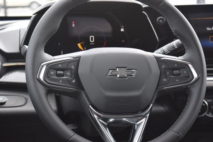 2025 Summit White Chevrolet Trax ACTIV FWD SUV