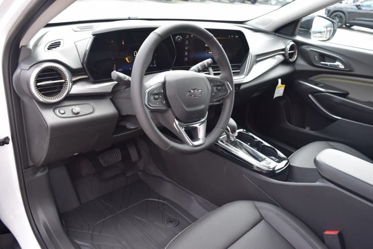 2025 Summit White Chevrolet Trax ACTIV FWD SUV