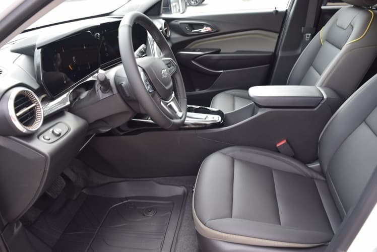 2025 Summit White Chevrolet Trax ACTIV FWD SUV